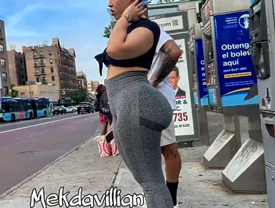 Flagra de preta rabuda com legging socada esperando o ônibus cover image