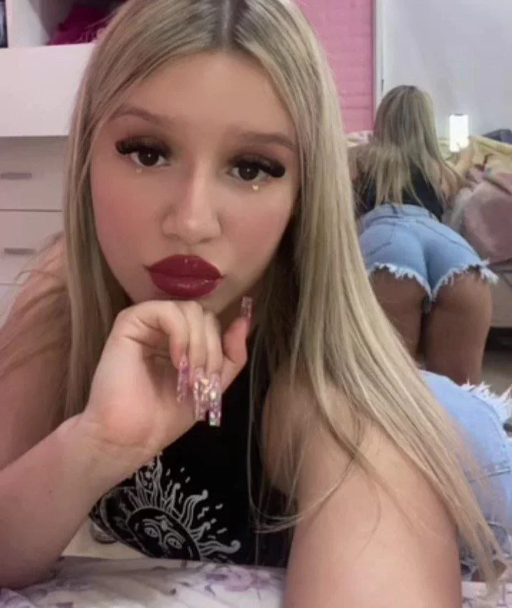 Hermosa rubia gringa Culona sexy cojiendo rico con su amigo image 2