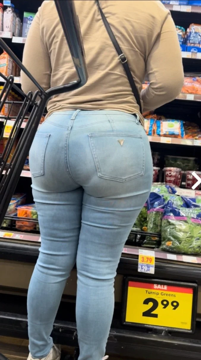 Big booty Dominican shopping at Kroger (credit to TheCuffintonPost) image 4