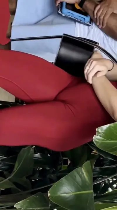 Bucetuda sendo flagrada de legging marcando tudo na rua cover image
