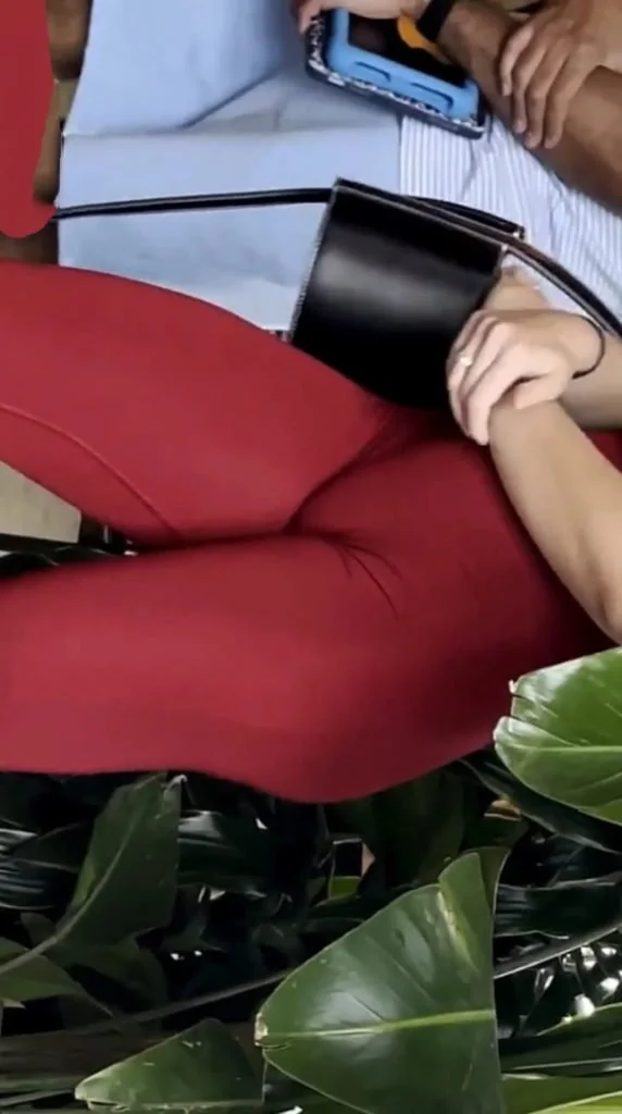 Bucetuda sendo flagrada de legging marcando tudo na rua main image