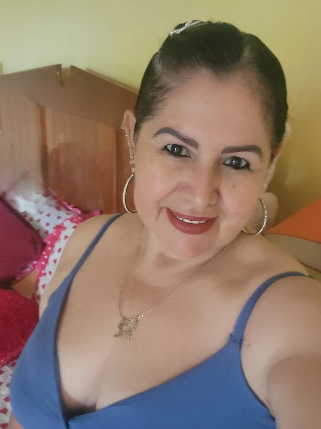 Madura puta infiel su marido ya no la coje una esclava en su pie derecho image 13