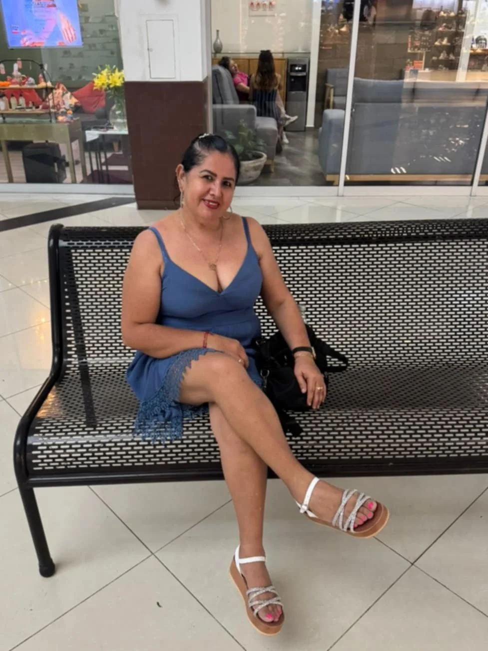 Madura puta infiel su marido ya no la coje una esclava en su pie derecho image 3