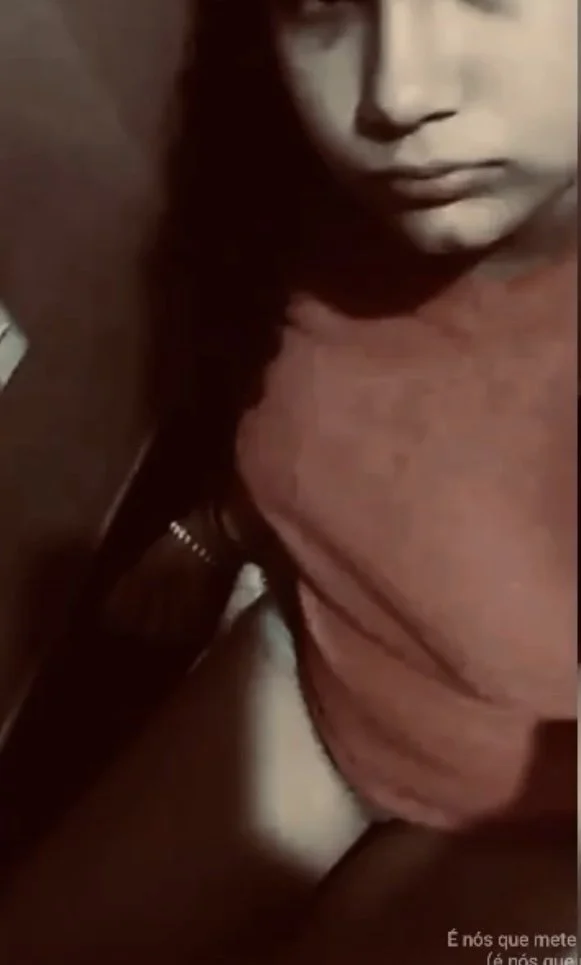 Inscrito mandou os nudes da irmã novinha pra ser vazada! Putinha caiu na net mostrando tudo image 2