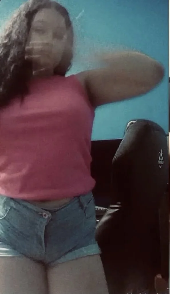 Inscrito mandou os nudes da irmã novinha pra ser vazada! Putinha caiu na net mostrando tudo image 6