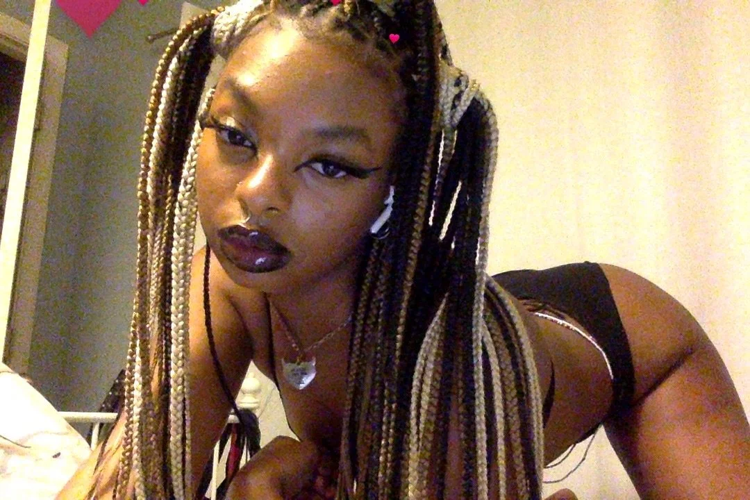 Who wants to fuck the popular school teen bop? Dm what you would do to her for more main image