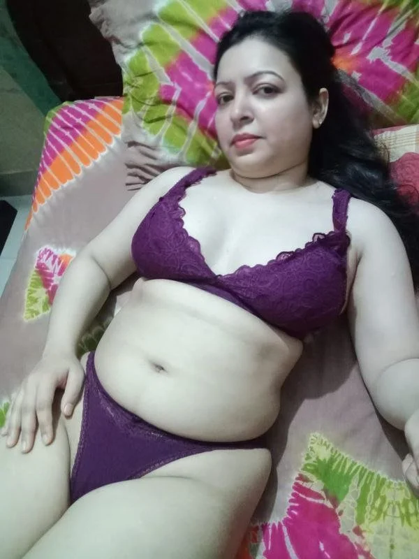 Indian bitch exposed her self main image