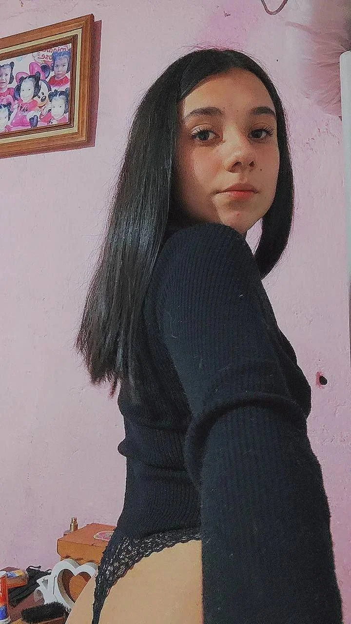 Vazou branquinha safada tirando a roupa mostrando os peitos e buceta image 14