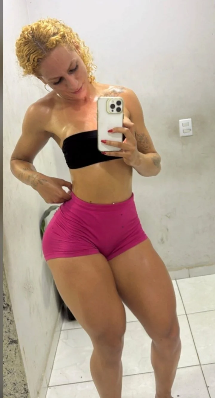 Loira gostosa da academia main image