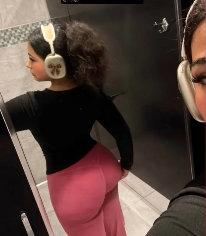 heavy ass gym latina plays with her ass image 1