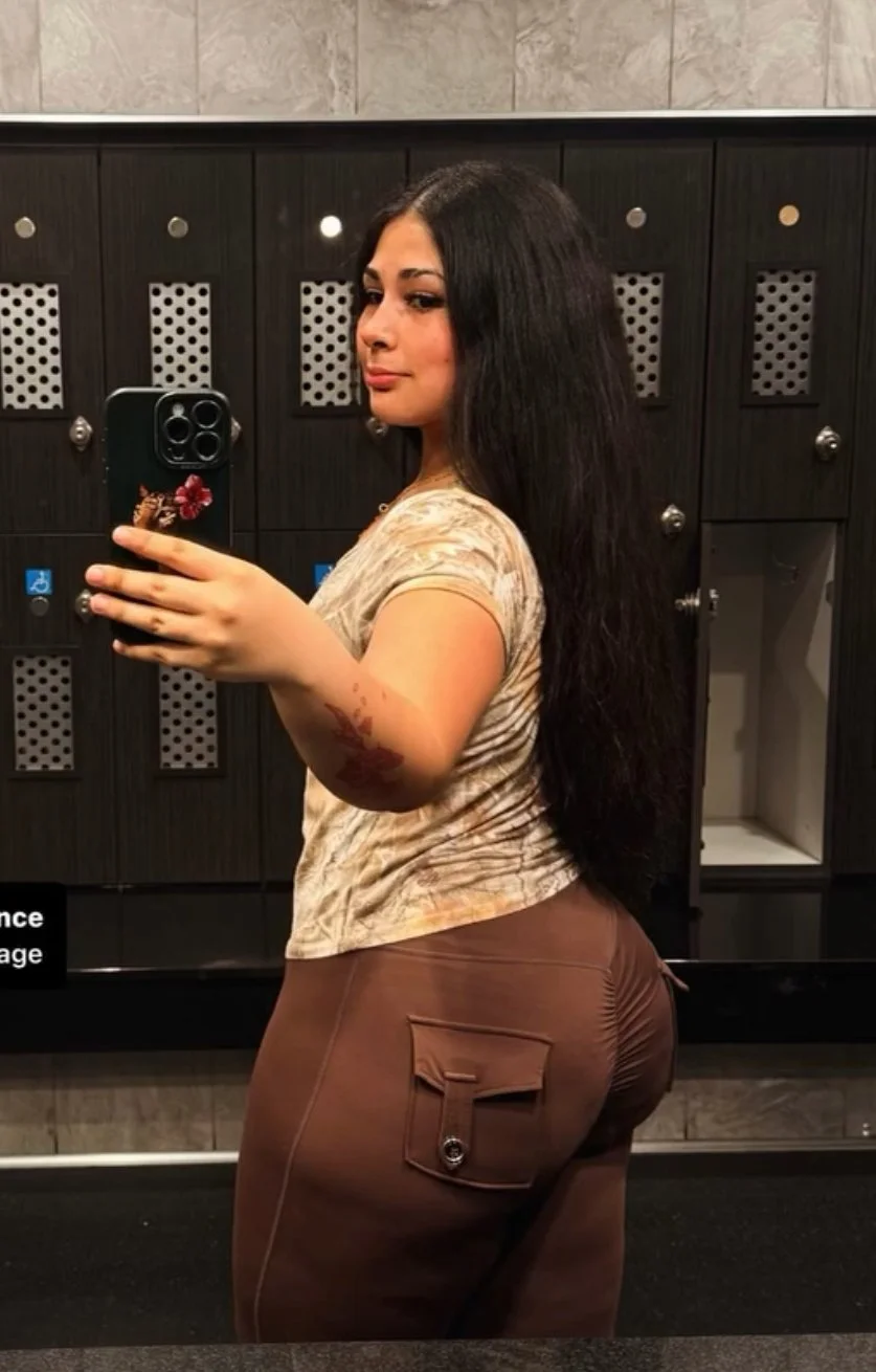 heavy ass gym latina plays with her ass image 3