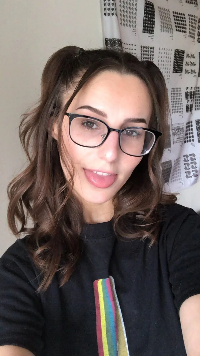 College cute girl Sells Her Nudes To Pay Tuition :) Add me on kik : TinaaaaSK420 main image