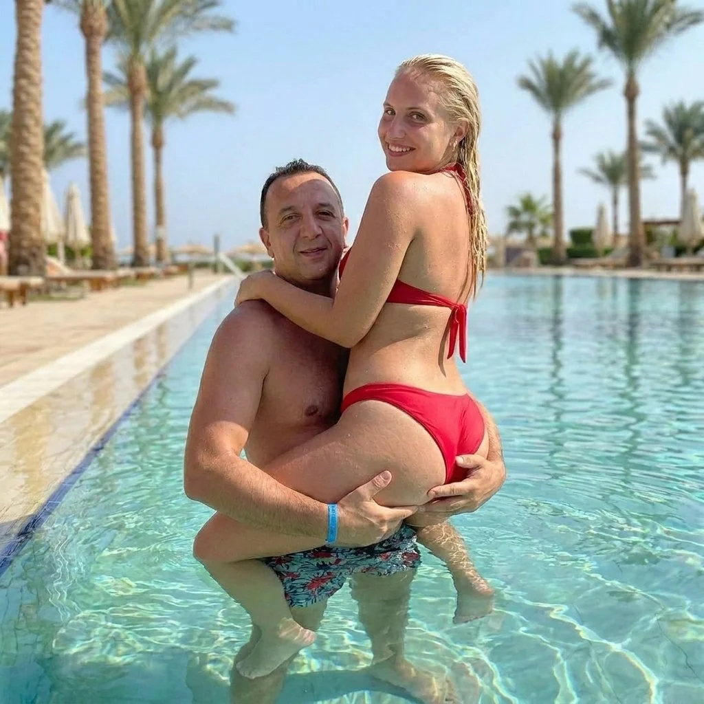 Beautiful blonde with a nice ass (5) image 3