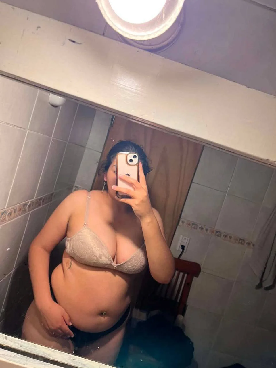 Gordita caliente muestra las tetas image 5