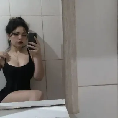 Gotica lindinha foi vazada mostrando os peitão gostoso! Puta novinha caiu na net mandando nudes cover image