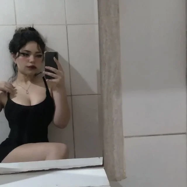 Gotica lindinha foi vazada mostrando os peitão gostoso! Puta novinha caiu na net mandando nudes main image