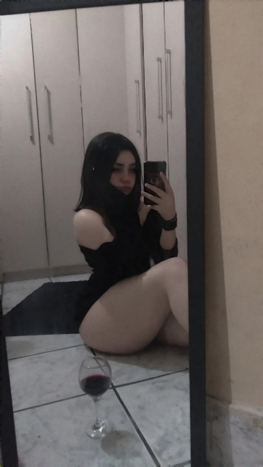 Gotica lindinha foi vazada mostrando os peitão gostoso! Puta novinha caiu na net mandando nudes image 4