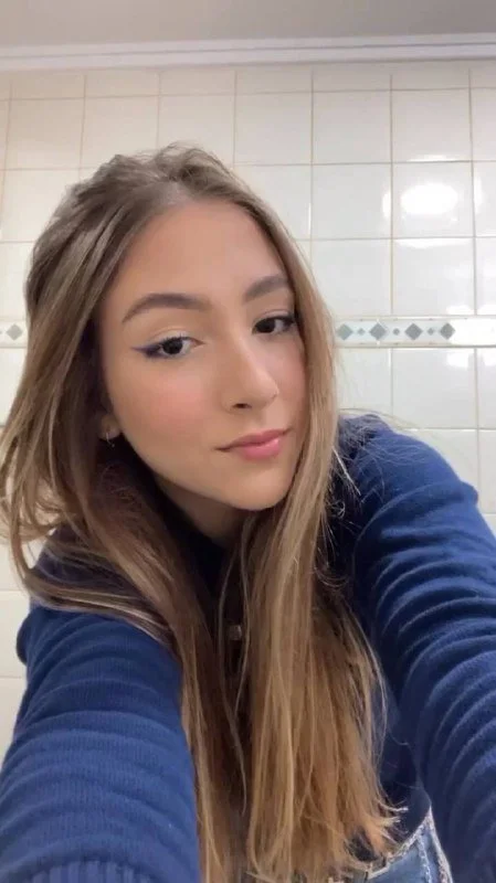Novinha linda vazada empinando a bucetinha pra se mostrar pra macho main image