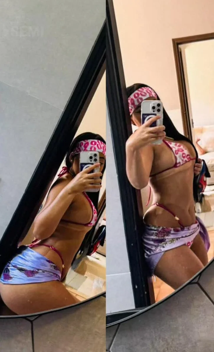Carolinne vitorio Gostosa exibindo rabo no espelho image 3