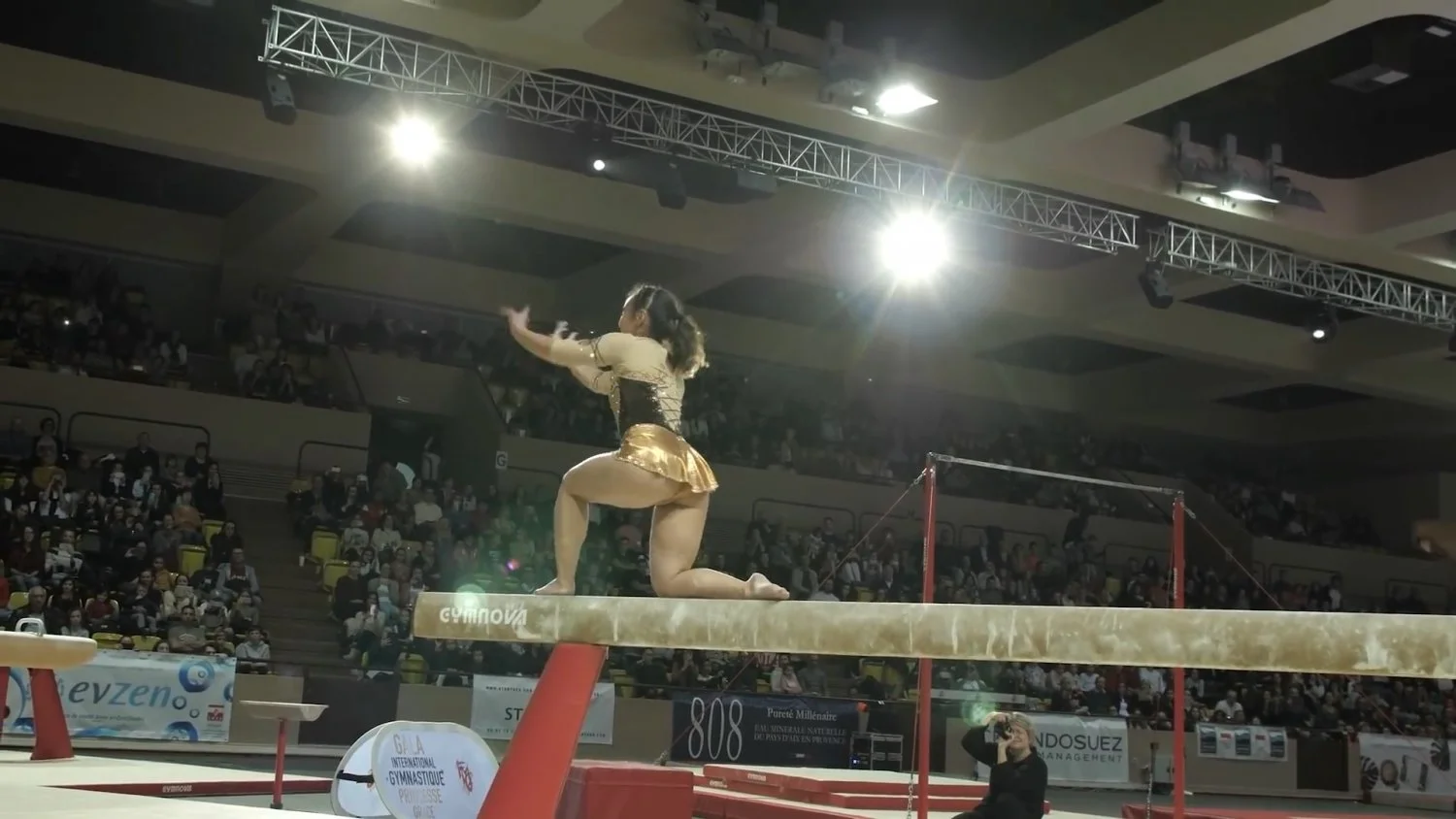 Katelyn Ohashi - ginasta viral deliciosa - capturas de tela. image 24