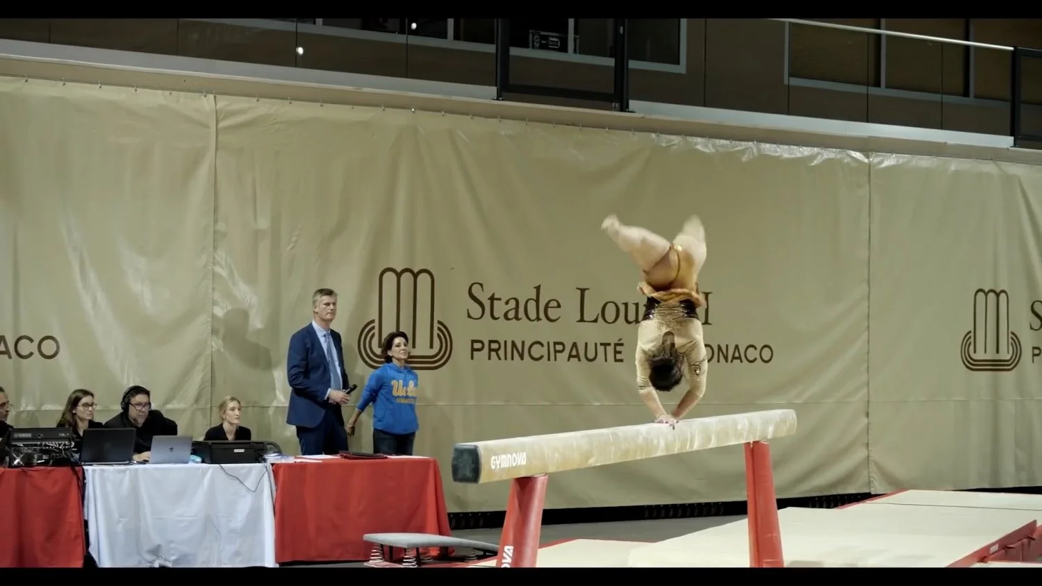 Katelyn Ohashi - ginasta viral deliciosa - capturas de tela. image 43