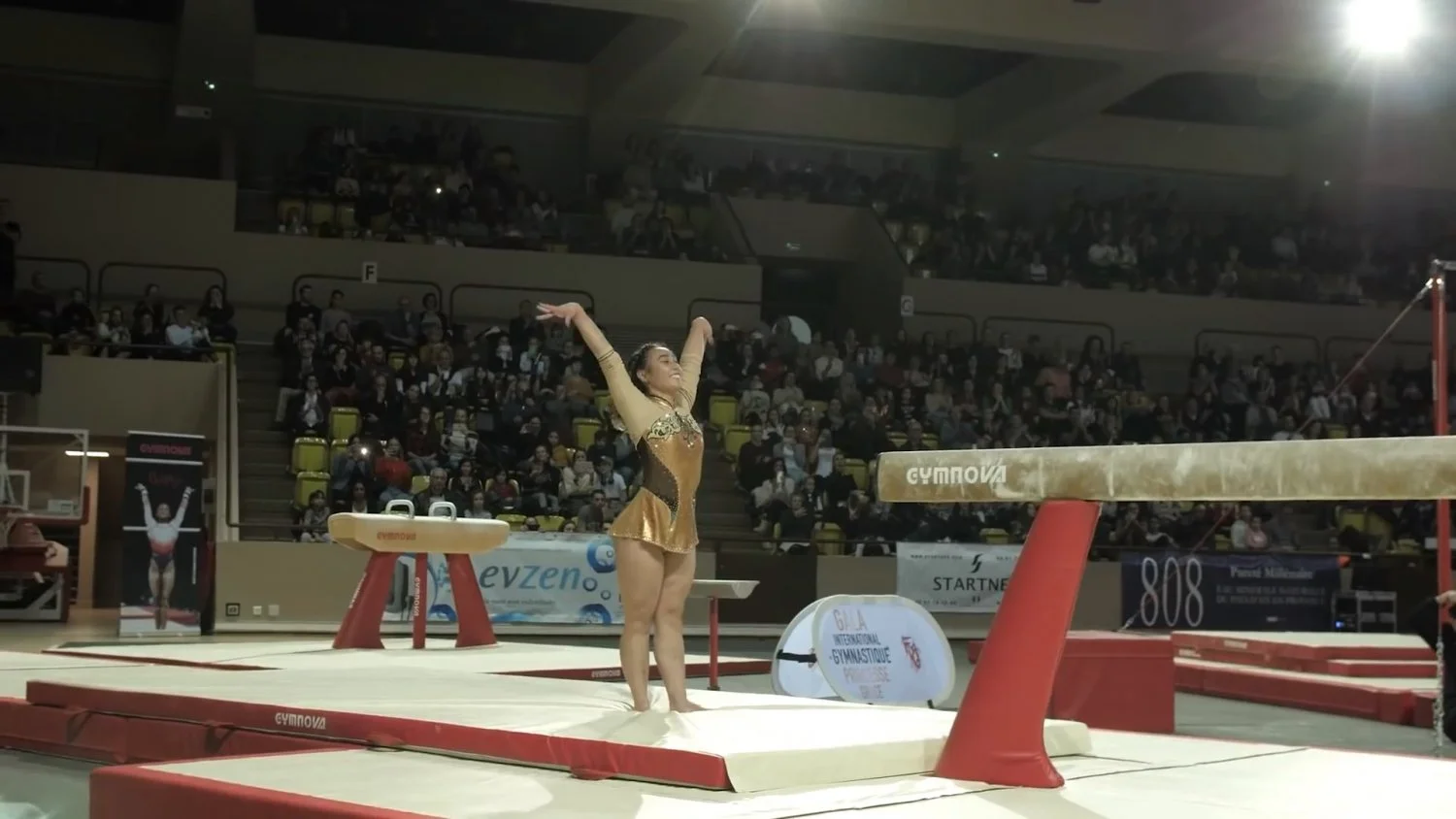 Katelyn Ohashi - ginasta viral deliciosa - capturas de tela. image 46