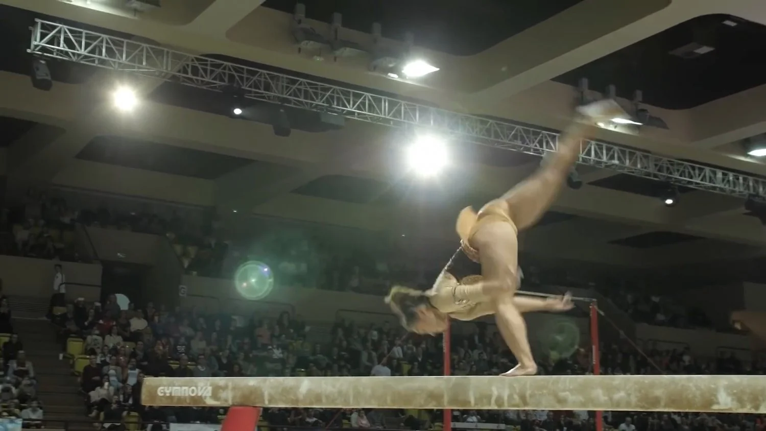 Katelyn Ohashi - ginasta viral deliciosa - capturas de tela. image 5