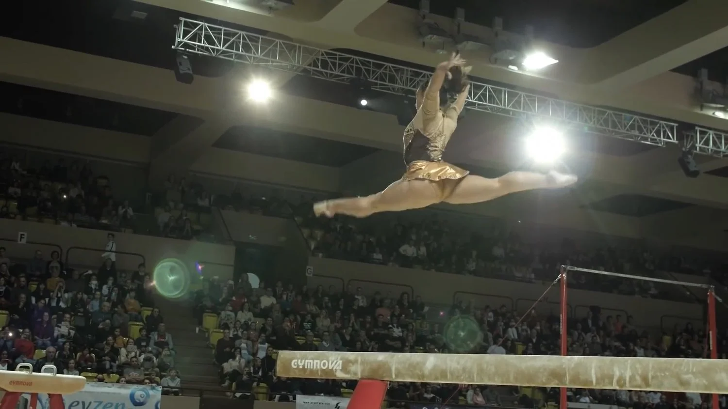 Katelyn Ohashi - ginasta viral deliciosa - capturas de tela. image 8