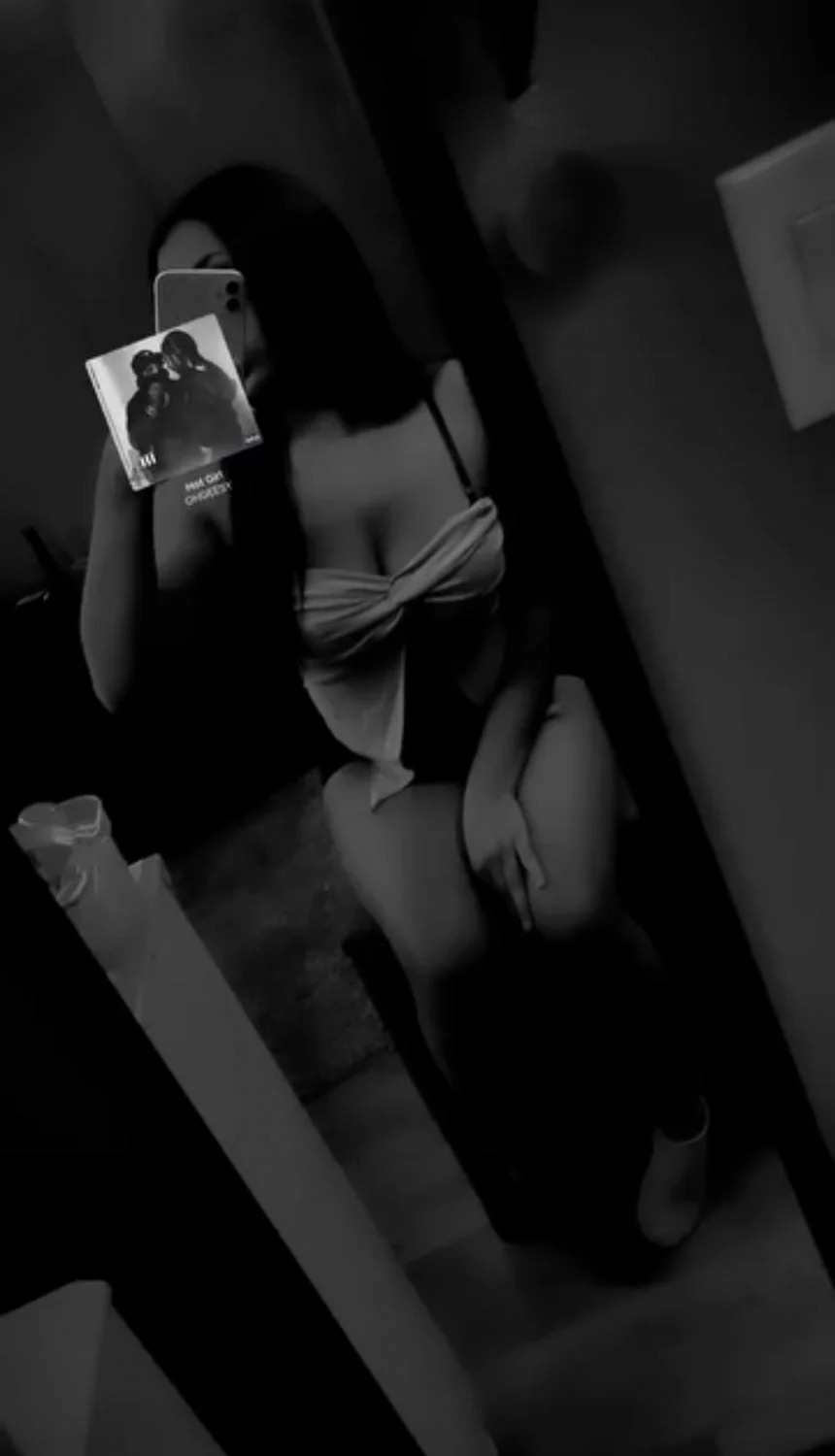 Random hot girls image 2