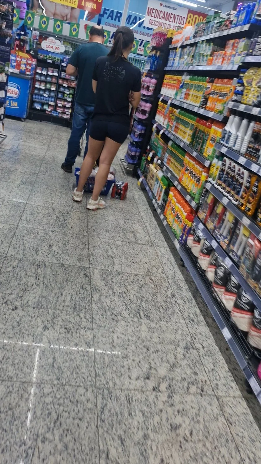 Gostosa no supermercado de legging image 10