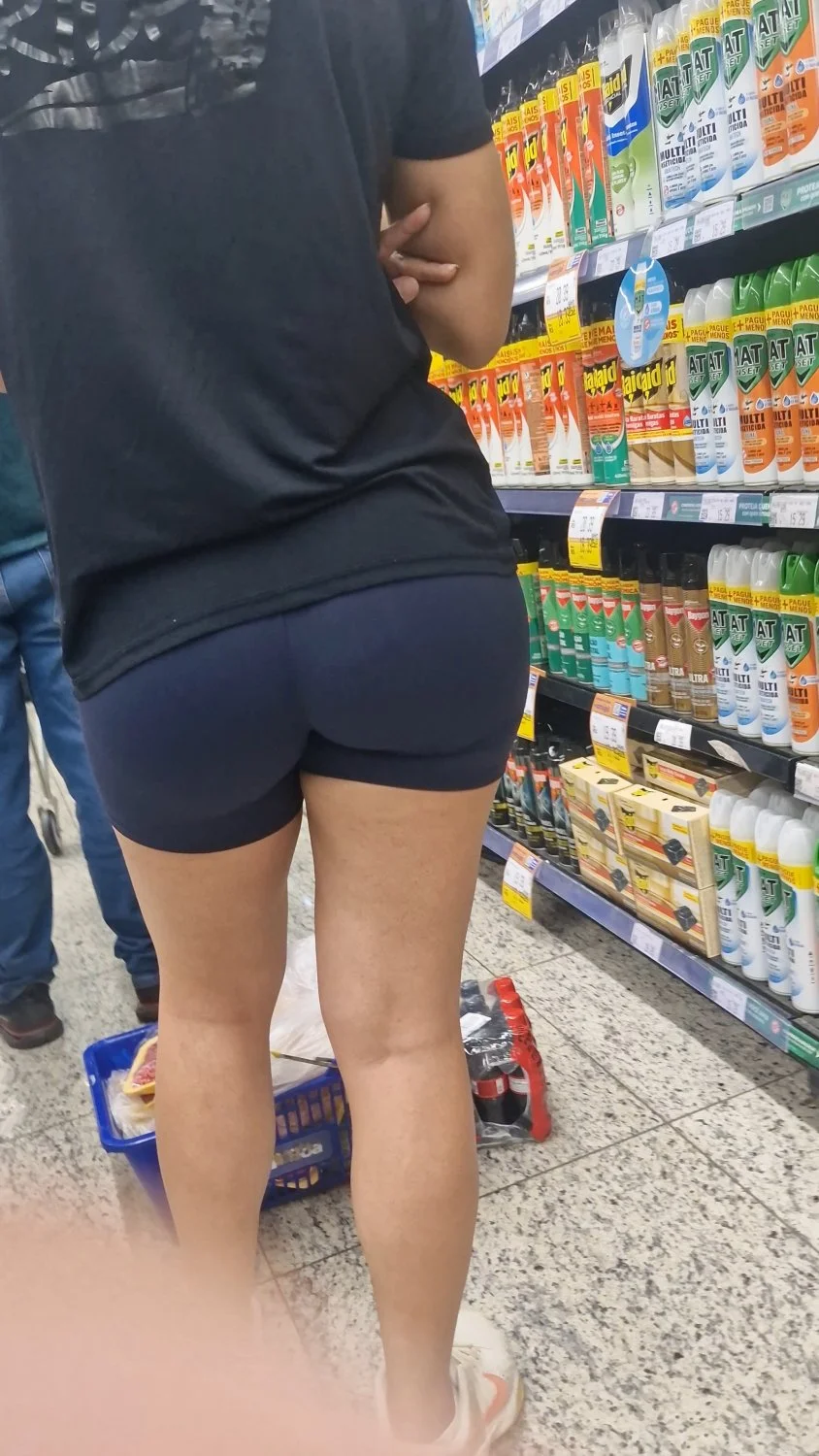 Gostosa no supermercado de legging image 3
