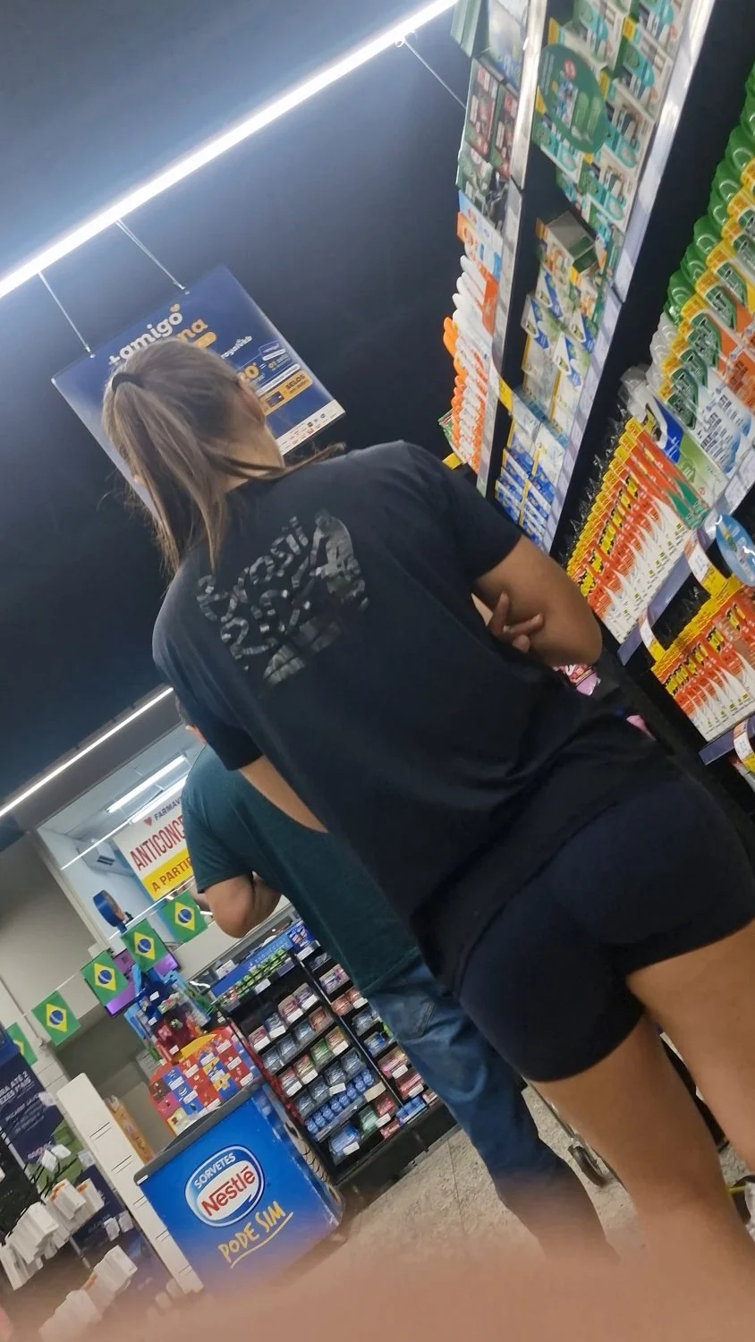 Gostosa no supermercado de legging image 9