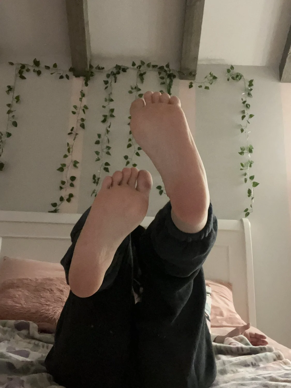 Rica pendeja enseñando sus pies main image