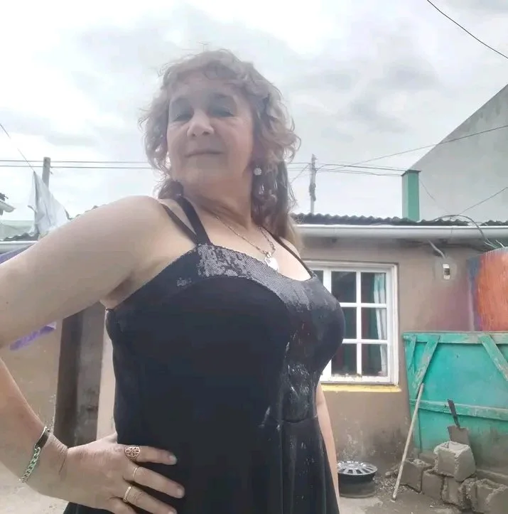 Cecilia madura caliente image 11