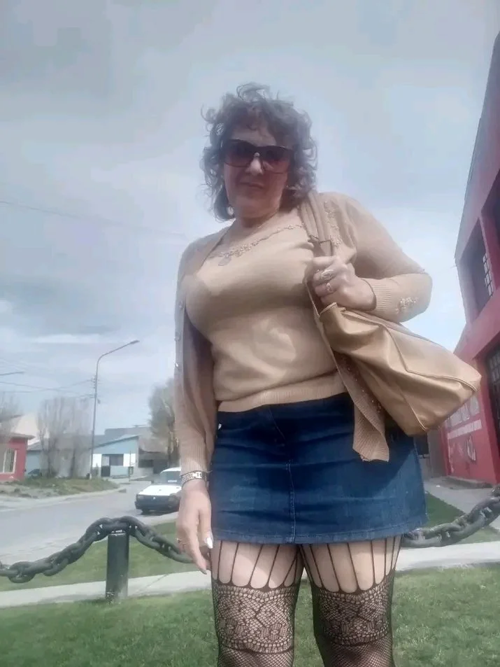 Cecilia madura caliente image 13