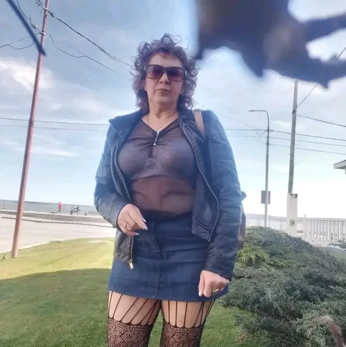 Cecilia madura caliente image 16