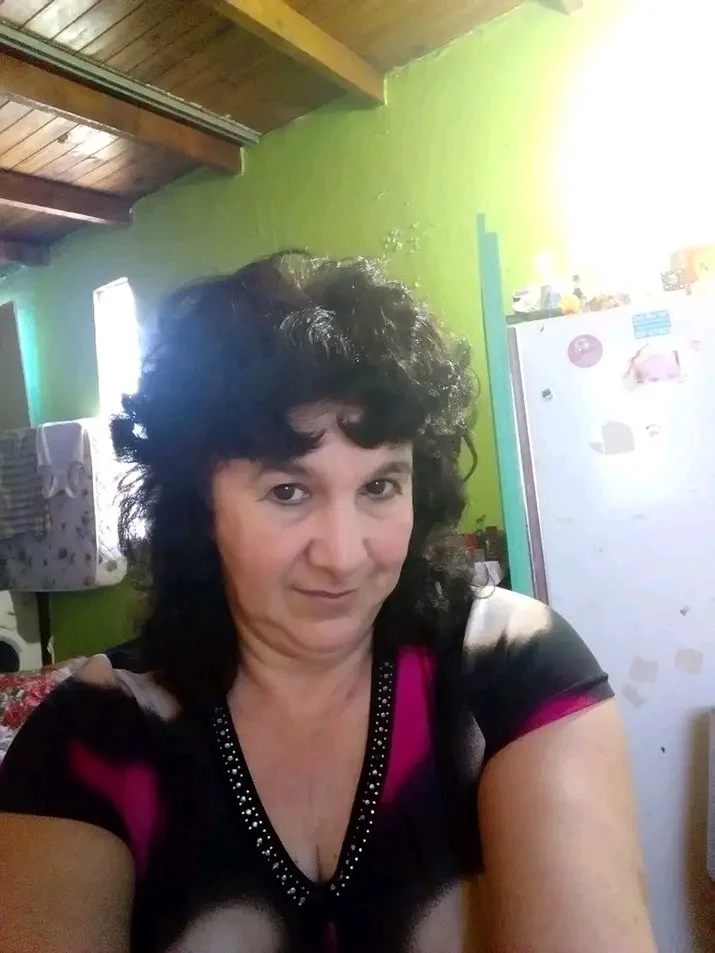 Cecilia madura caliente image 5