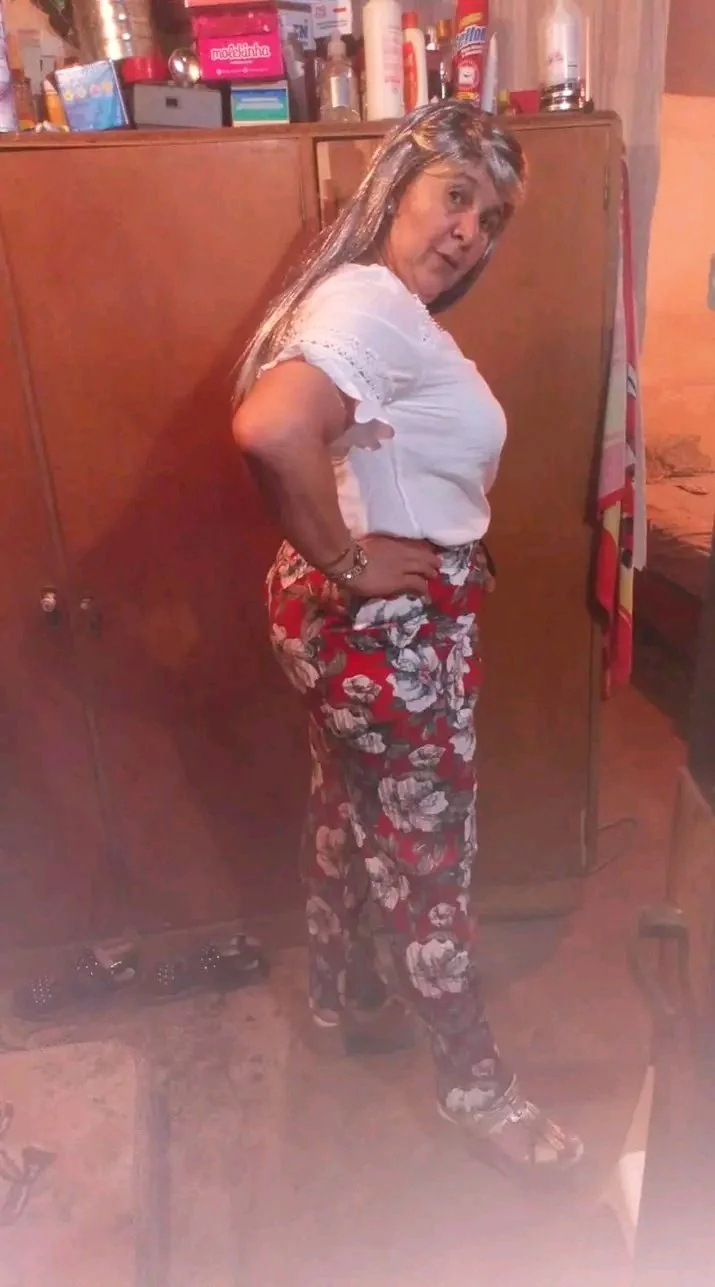 Cecilia madura caliente image 7