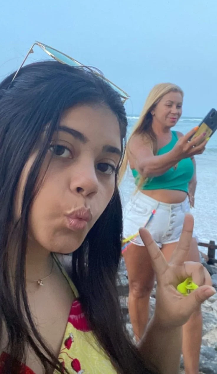 Mãe e Filha, coroa casada deliciosa com sua filha tesuda. image 18