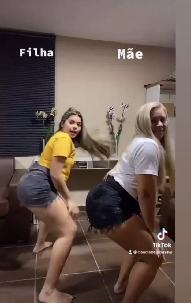 Mãe e Filha, coroa casada deliciosa com sua filha tesuda. image 2