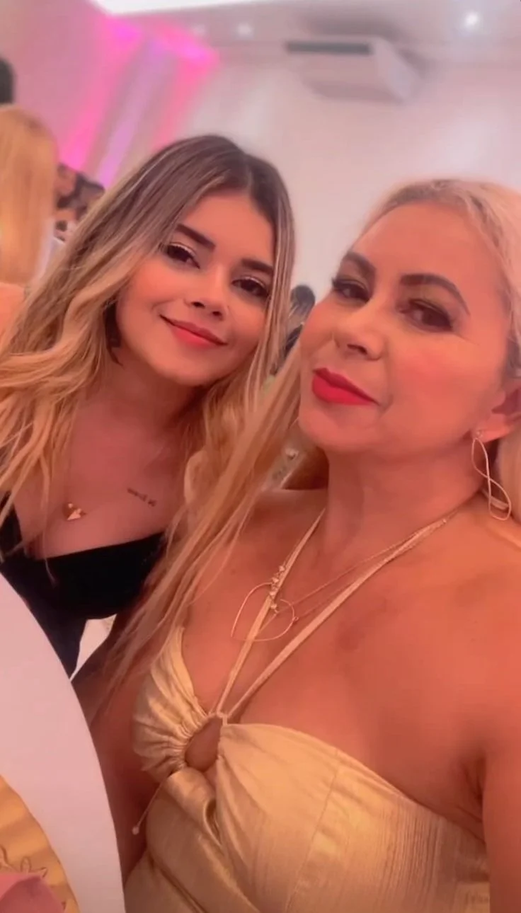 Mãe e Filha, coroa casada deliciosa com sua filha tesuda. image 26