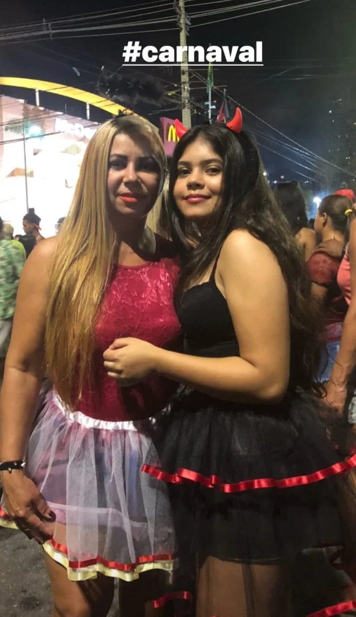 Mãe e Filha, coroa casada deliciosa com sua filha tesuda. image 28