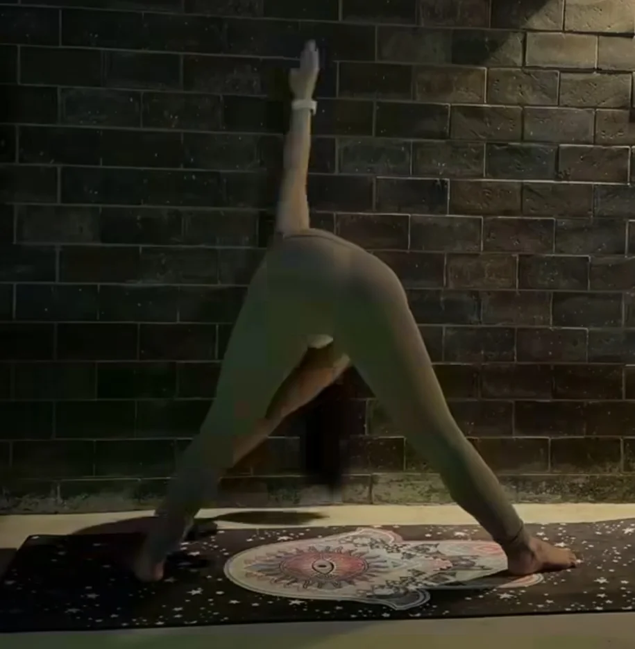 Larissa manoela - yoga main image