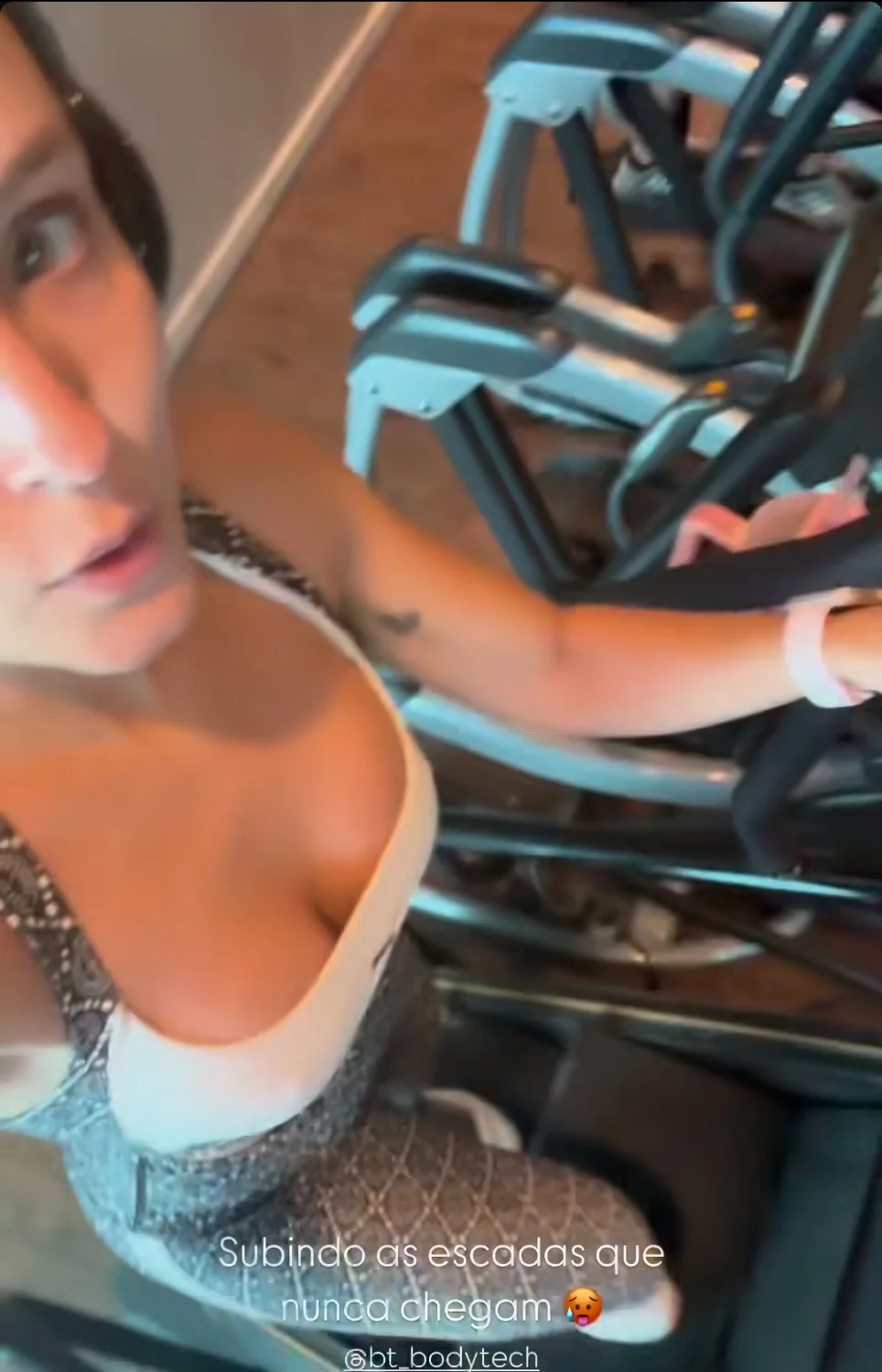 Larissa manoela - yoga image 3
