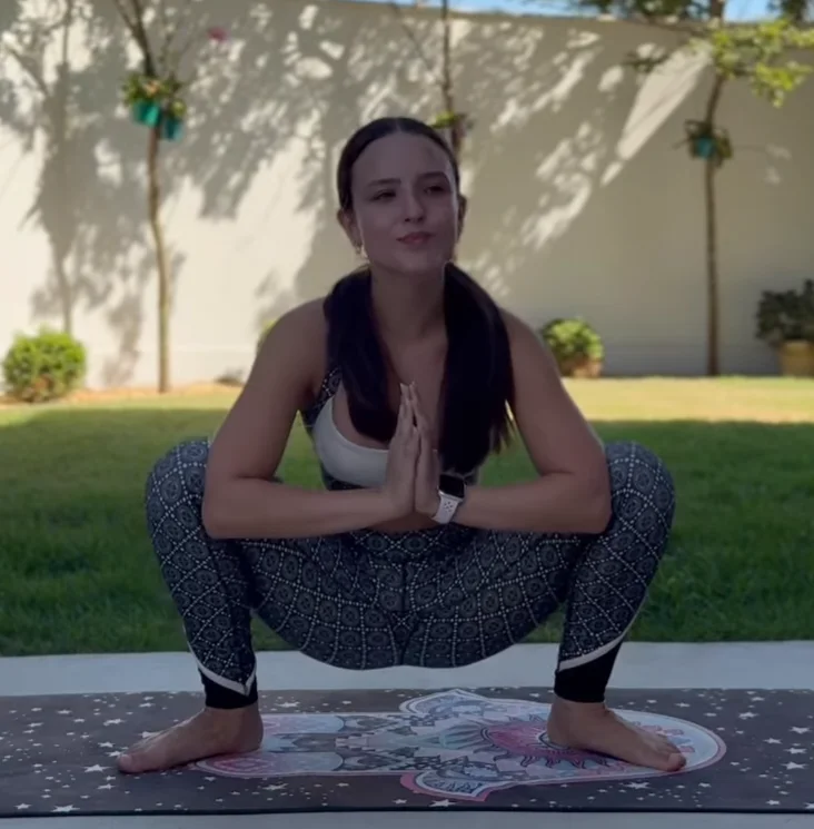 Larissa manoela - yoga image 5