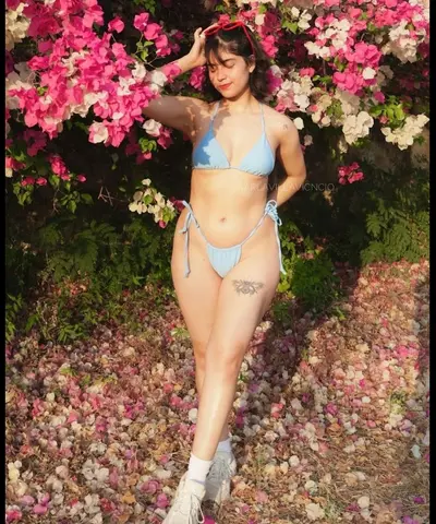 Karla Villavicencio, se cree modelo y no es más que una putita que le gusta quitarse la ropa cover image