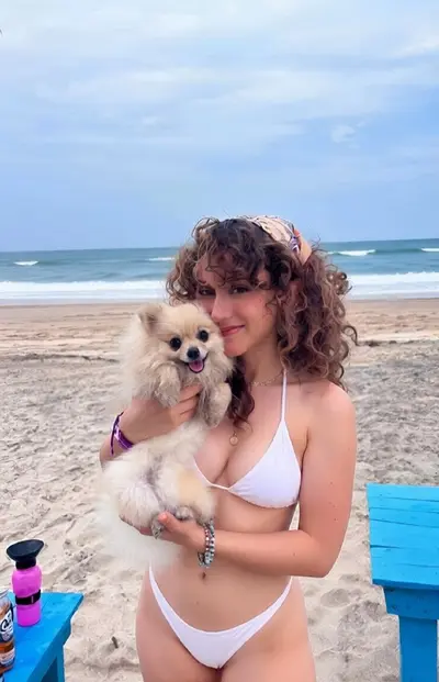 Llenando de leche a Cassandra y su perrita cover image