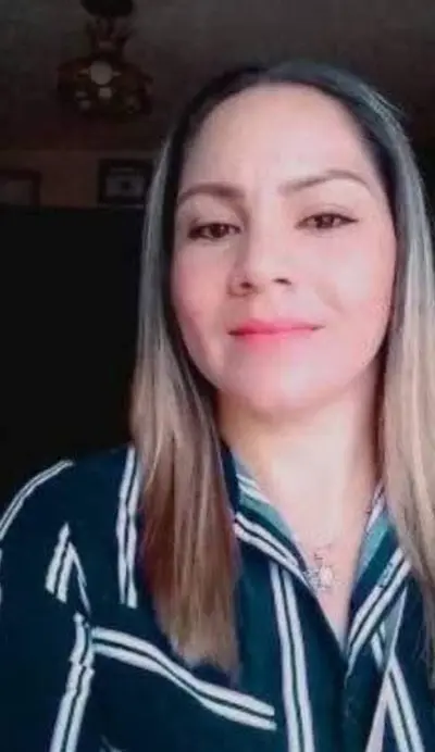 La señora Lupita pidiendo leche en su cara cover image