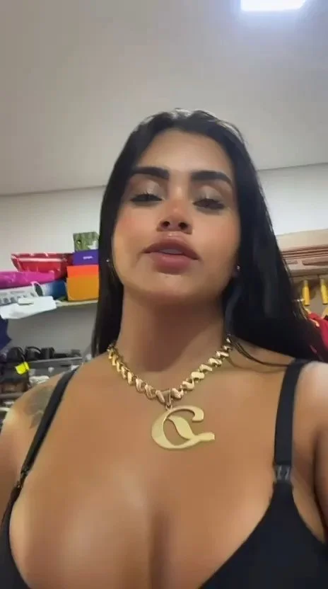Novinha morena cavalona esposa do chefe se exibindo em vídeo main image
