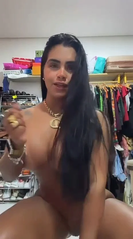 Novinha morena cavalona esposa do chefe se exibindo em vídeo image 2